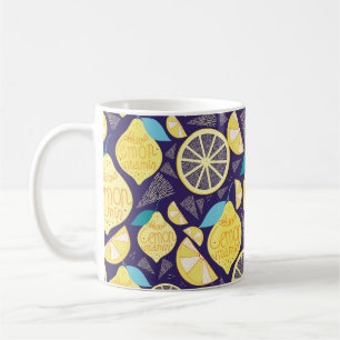 Taza De Café Patrón brillante de limones y clavos sobre un azu
