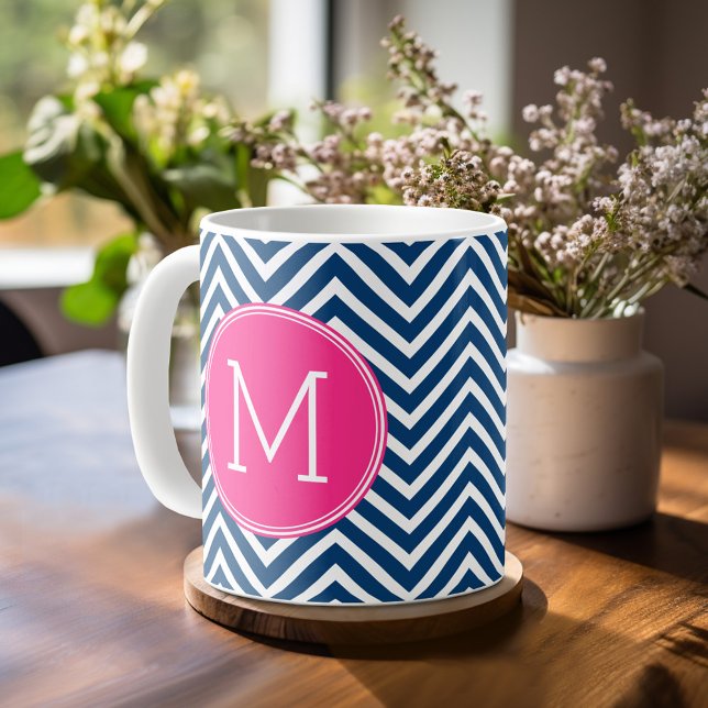 Taza De Café Patrón Chevron con monograma - Magenta de la Marin (Personalized mug template with a monogram)