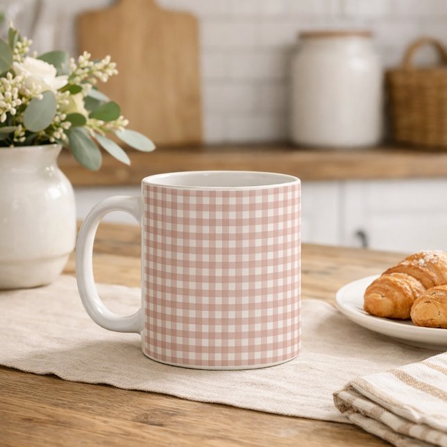 Taza De Café Patrón clásico de gingham rosa y blanco  (A mug with a pink and white gingham pattern.)