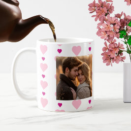 Taza De Café Patrón de corazones rosados pareja monograma foto