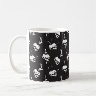 Taza De Café Patrón de cráneo con armas: fondo oscuro.