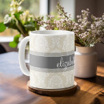 Taza De Café Patrón de Damasco de color gris y lineal con nombr<br><div class="desc">Un patrón elegante con un tipo de letra elegante diseñado para una mujer femenina. Añade tu nombre o monograma. Si necesita realizar ajustes en la ilustración,  haga clic en el botón personalizar para realizar cambios.</div>