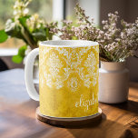 Taza De Café Patrón de Damasco de Grunge amarillo con texto Per<br><div class="desc">Un estilo vintage con un diseño de moda con colores de joyas y elegancia. Los elementos son más fáciles de personalizar cuando se reemplazan primero todo el texto y las fotos. Si su arte todavía necesita ser ajustado, haga clic en el botón Personalizar Este botón. Esto te llevará a un...</div>