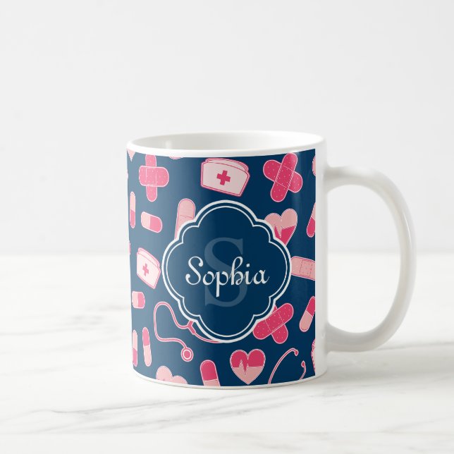 Taza De Café Patrón de enfermera rosa y azul con monograma (Derecha)