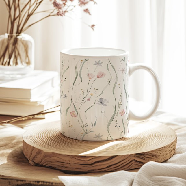 Taza De Café Patrón de flores de primavera pequeñas (Pastel Tiny Spring Flowers Pattern Coffee Mug on a sunny neutral boho kitchen table.)