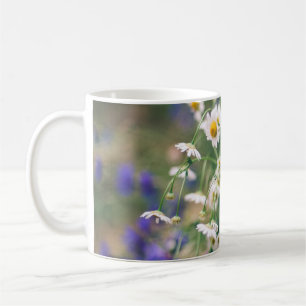 Taza De Café Patrón de flores de verano en pradera verde con az