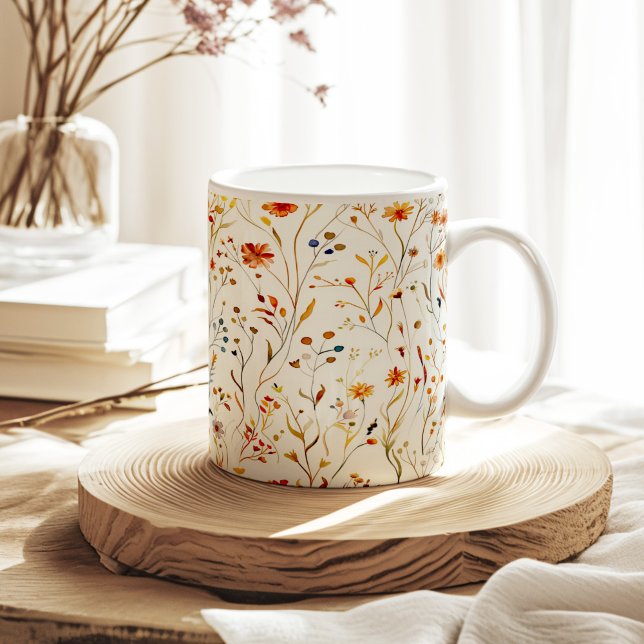 Taza De Café Patrón de flores silvestres de verano pequeño Nara (Burnt Orange Tiny Summer Wildflowers Pattern Coffee Mug on a sunny neutral boho kitchen table.)