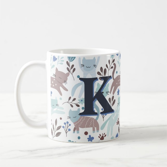 Taza De Café Patrón de gato caprichoso, monograma gris azul (Izquierda)