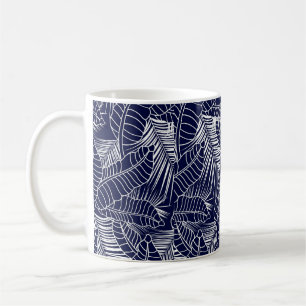 Taza De Café patrón de hojas tropicales en el fondo azul marino