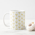 Taza De Café Patrón de Menorah dorado moderno<br><div class="desc">Moderno Patrón de Menorá Dorado. La Menorah está escrita en el Exodus 25:31 donde se lee, en el KJV... Hacerás un candelabro de oro puro. De obra batida se hará el candelabro. Su eje, sus ramas, sus tazones, sus mechas y sus flores serán iguales. La palabra Menorah se encuentra en...</div>