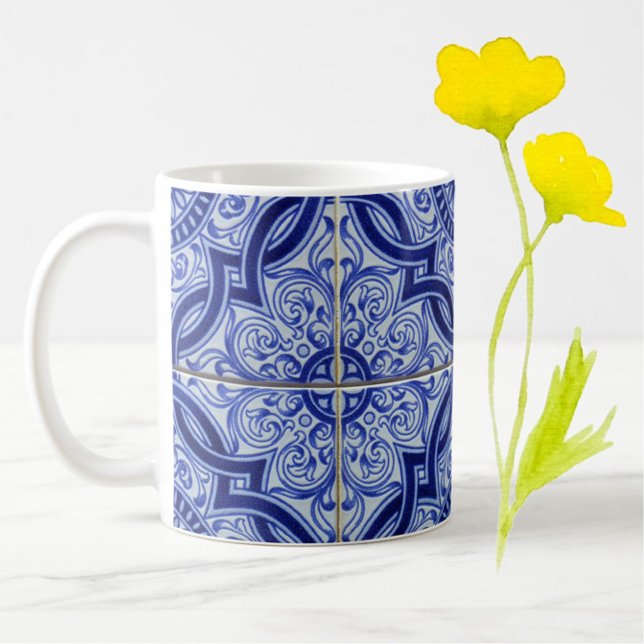 Taza De Café Patrón de mosaico cerámico del Mediterráneo azul y (An elegant blue + white vintage azulejo tile pattern mug for your morning coffee or tea!)