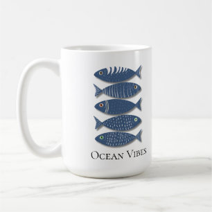 Taza De Café Patrón de pescado azul costero en fondo beige