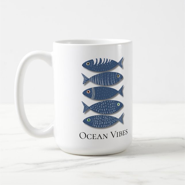 Taza De Café Patrón de pescado azul costero en fondo beige (Izquierda)