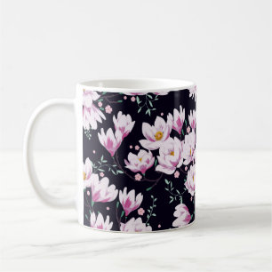 Taza De Café Patrón de primavera sin foco con magnolias.