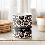 Taza De Café Patrón de queso blanco y Relieve metalizado dorado<br><div class="desc">Monograma Cheetah blanco y Relieve metalizado dorado o Leopard patrón animal de la Copa del Café con tu nombre. El Big Cat Animal Print Mug Monogramado utiliza un Relieve metalizado falso moderno y dorado. El Cheetah Print es un gran regalo para un fiesta salvaje.</div>