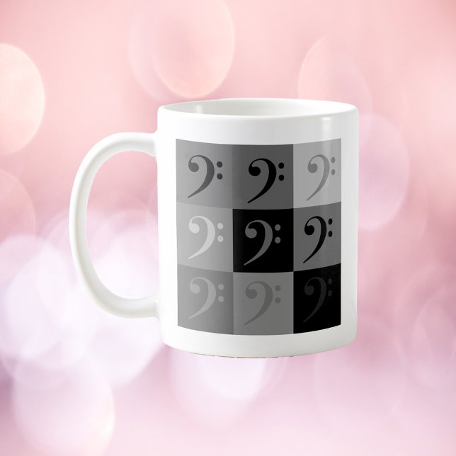 Taza De Café Patrón de símbolo de la música Bass Clef Gris negr (A mug with a bass clef pattern done in grays and blacks)