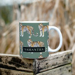 Taza De Café Patrón de tigres de acuarela verde tropical con no<br><div class="desc">"Adúmbrense en la elegancia salvaje de la naturaleza con nuestro patrón de tigres de acuarela verde tropical. Cada elemento con este diseño cautivador encapsula el espíritu vibrante de la jungla, mezclando exuberante vegetación con la majestuosa presencia de tigres. Ya sea que esté decorando sus necesidades diarias o mejorando la decoración...</div>