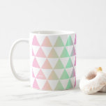 Taza De Café Patrón de triángulos irlandeses Monograma Mug<br><div class="desc">Mug monograma moderno y elegante con un patrón triangular iridiscente. Personalice agregando sus iniciales. Perfecto como regalo.</div>