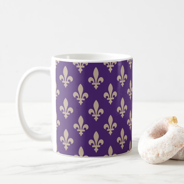 Taza De Café Patrón Fleur de Lis, crema francesa real en morado (Con donut)