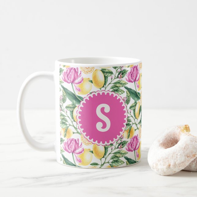 Taza De Café Patrón floral de lemones y tulipanes | Monograma d (Con donut)