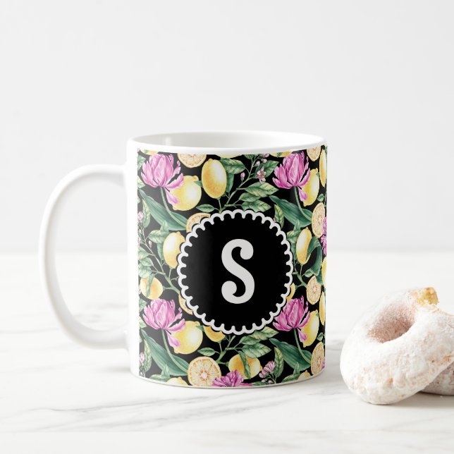 Taza De Café Patrón floral de lemones y tulipanes | Monograma d (Con donut)