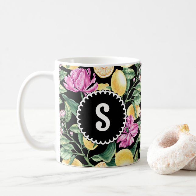 Taza De Café Patrón floral de lemones y tulipanes | Monograma d (Con donut)