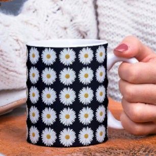 Taza De Café Patrón floral de margarita blanca sobre negro