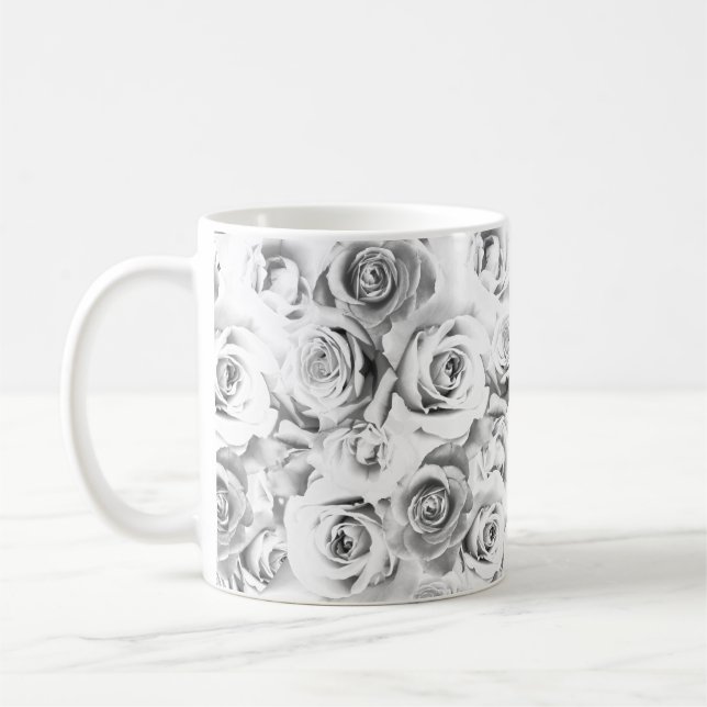 Taza De Café Patrón floral de repetición de rosas blancas (Izquierda)