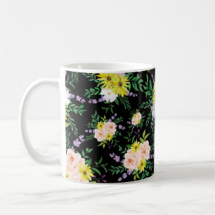 Taza De Café Patrón floral rosa y amarillo estilizado sobre neg