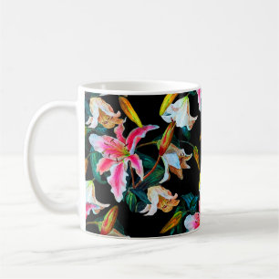 Taza De Café Patrón floral sin foco. Lirio blanco y rosa sobre 