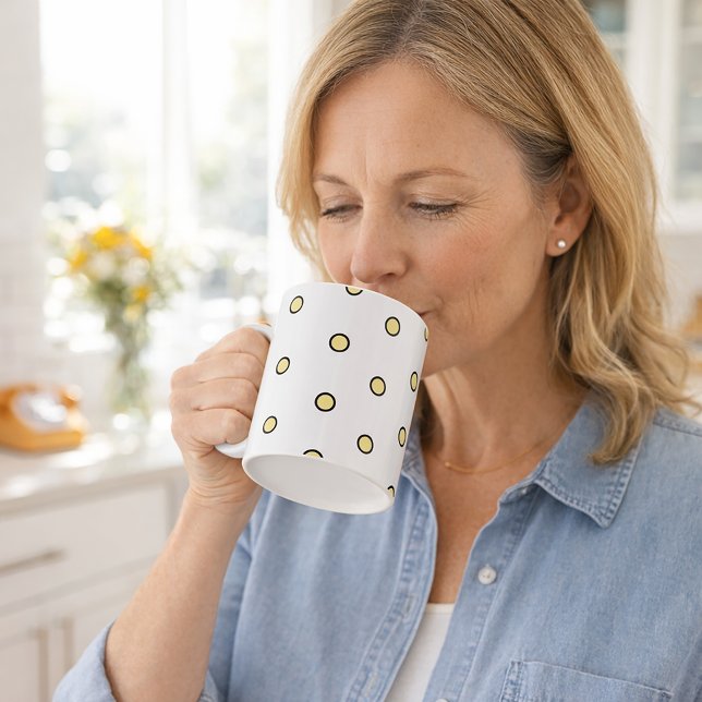 Taza De Café Patrón geométrico de círculo amarillo moderno (A mug with a yellow circle pattern with a black outline.)