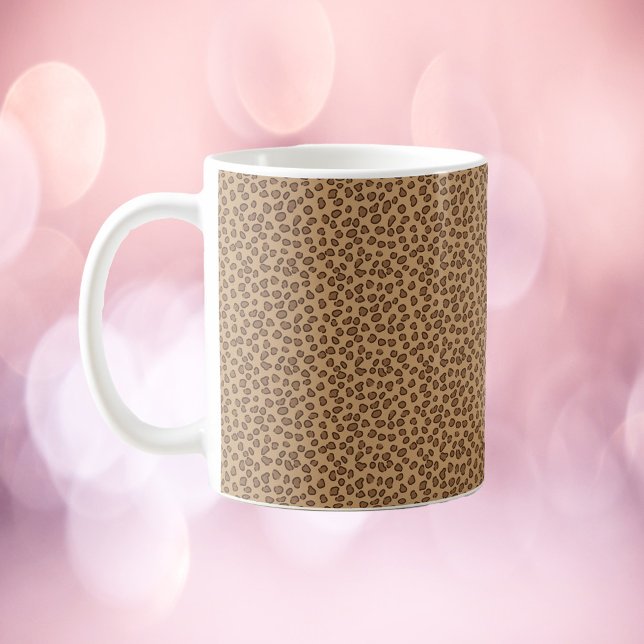 Taza De Café Patrón leopardo Imprimir marrón (A mug with a leopard print pattern in brown.)