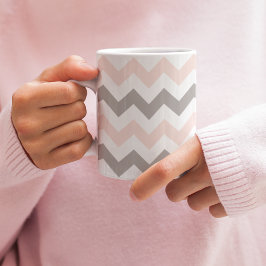 Taza De Café Patrón moderno de chevron gris rosado de Rubor