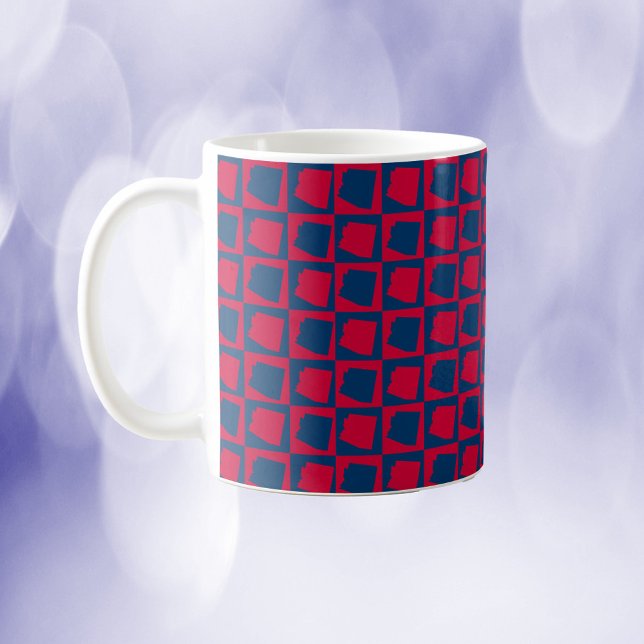 Taza De Café Patrón rojo y azul de Arizona (A mug with a red and blue pattern featuring the US state of Arizona.)