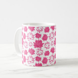 Taza De Café Patrón rosa de flores de Lotus en fondo blanco