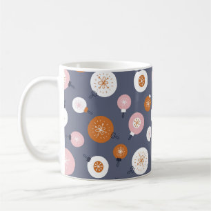 Taza De Café Patrón sin foco con bolas de Navidad en una ba osc
