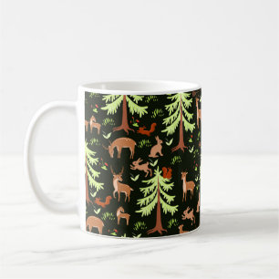 Taza De Café Patrón sin foco con ciervos en el bosque.