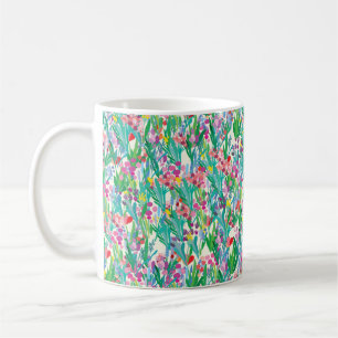 Taza De Café Patrón sin foco con flores, fondo de planta. El