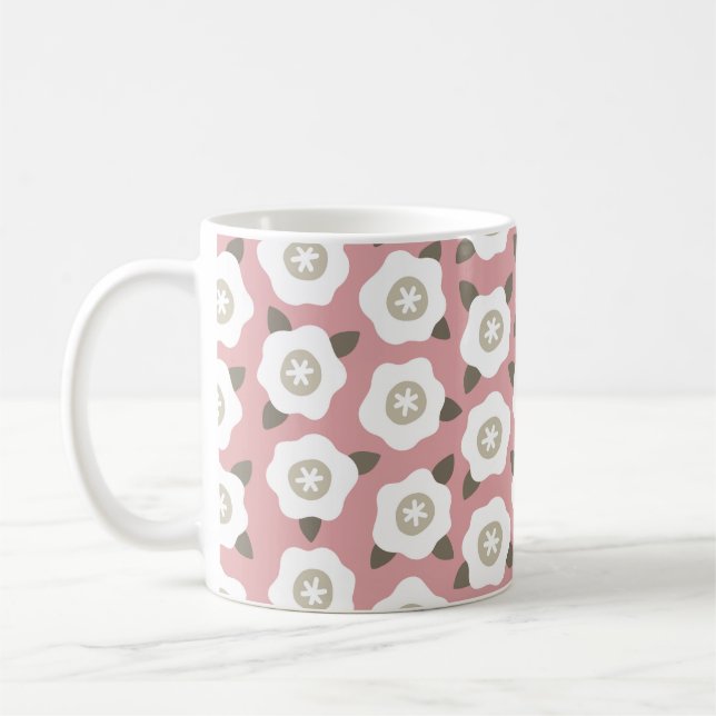 Taza De Café Patrón sin foco con flores lindas sobre fondo rosa (Izquierda)