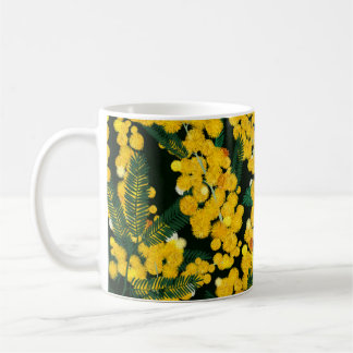 Taza De Café Patrón sin foco con flores mimosa amarillas a