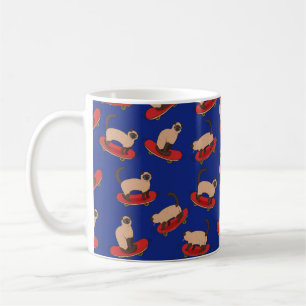 Taza De Café Patrón sin foco con gatos siameses en patinetas.
