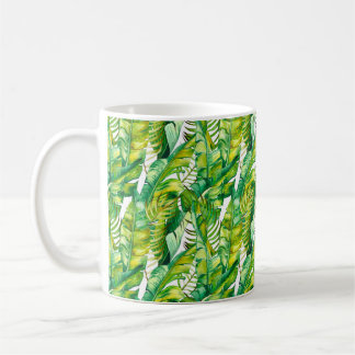 Taza De Café Patrón sin foco con hojas de plátano tropical. Agu