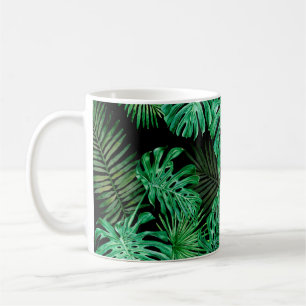 Taza De Café Patrón sin foco con hojas tropicales sobre una ba