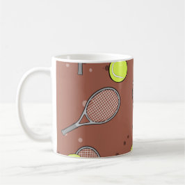 Taza De Café Patrón sin foco de tenis - Racket y Ball on Brown