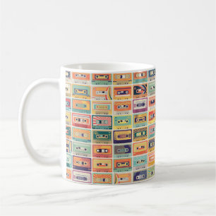 Taza De Café Patrón sin problemas con cintas de audio en una cá