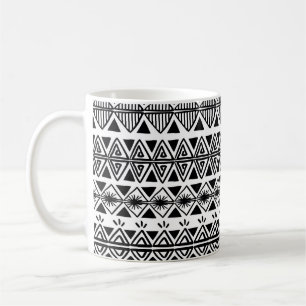 Taza De Café Patrón tribal vintage con mano blanca y negra