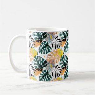 Taza De Café Patrón tropical sin foco. Hojas verdes de una pal
