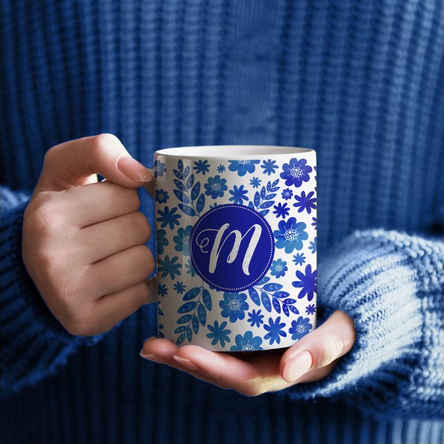 Taza De Café Patrón y monograma floral dibujado por la mano de  (Blue Floral Monogram Patterned Mug)