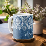 Taza De Café Patrón y nombre de damasco azul de zafiro<br><div class="desc">Un estilo vintage, un diseño de moda con colores y elegancia en tonos joyas. Los elementos son más fáciles de personalizar cuando se reemplazan primero todo el texto y las fotos. Si su arte todavía necesita ser ajustado, haga clic en el botón Personalizar Este botón. Esto te llevará a un...</div>