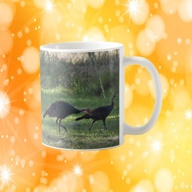 Taza De Café Pavos salvajes en la foto de la hierba (A mug with a photograph of a group of wild turkeys enjoying some grass.)